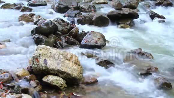 山河水流视频的预览图