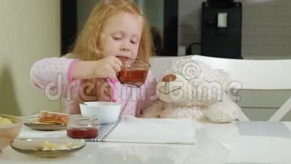 小女孩在家厨房里吃粥视频的预览图
