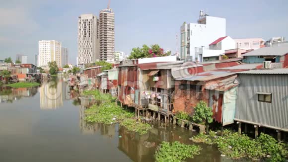 越南西贡河畔胡志明市贫民窟视频的预览图