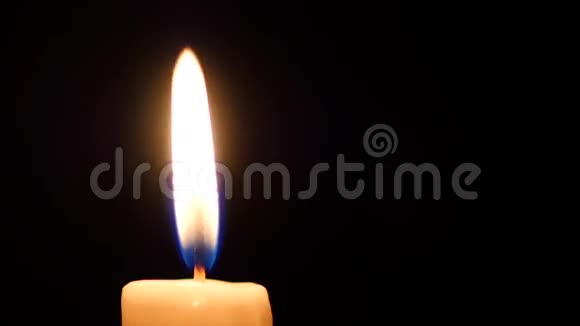 黑色背景上蜡烛火焰的特写视频的预览图