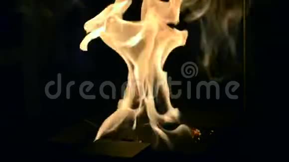 一个生物壁炉燃烧在乙醇气体上视频的预览图