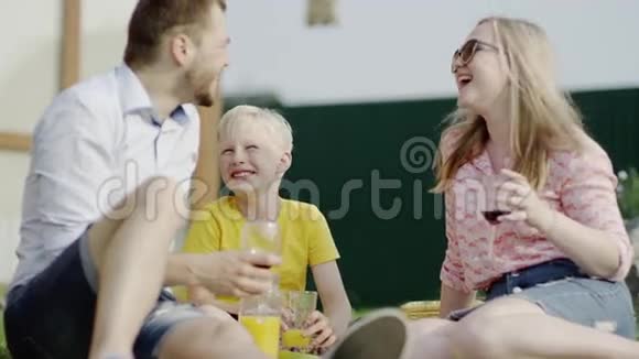 家庭野餐快乐视频的预览图