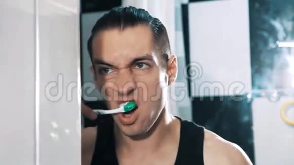 男人在浴室刷牙视频的预览图
