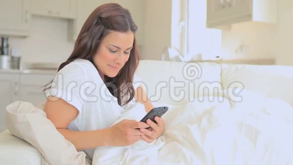 女人在手机上发短信视频的预览图