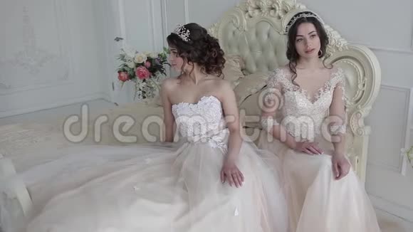 两个穿着婚纱的漂亮年轻新娘视频的预览图