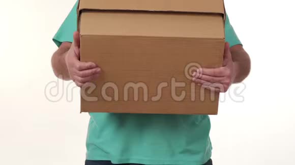 男人手里拿着一个白色背景上的大盒子视频的预览图