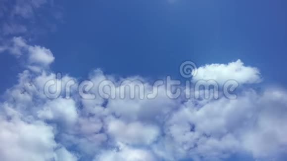 在云层中飞行镜头在云层中移动视频的预览图