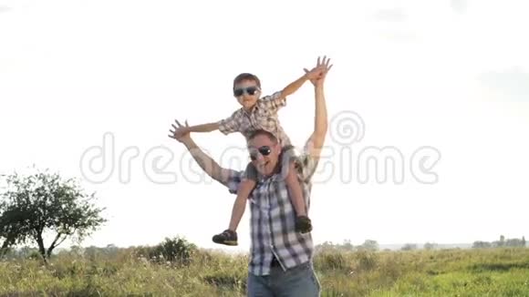 父亲和儿子在球场上玩耍视频的预览图