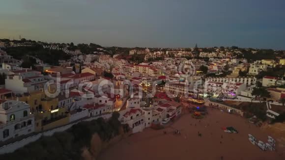 葡萄牙阿尔加维海岸的卡尔沃伊罗海滩和建筑视频的预览图