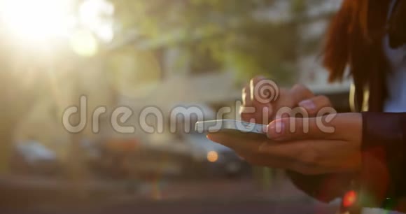 城市街道4k的妇女使用手机视频的预览图