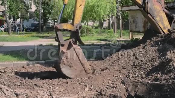 反铲堆放地面特写维修工作中的旧拖拉机视频的预览图