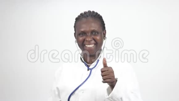 年轻女医生的肖像微笑着视频的预览图