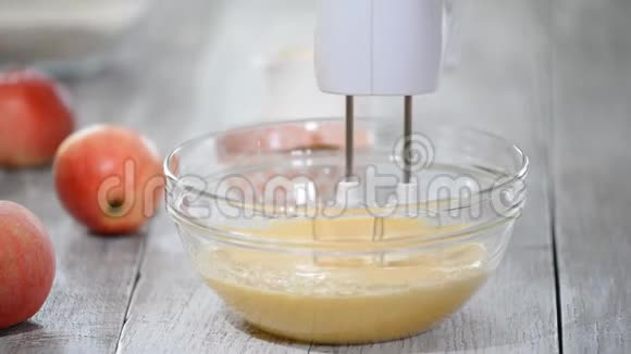 把烘焙原料混合在碗里做蛋糕视频的预览图