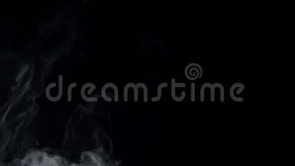 黑色背景上的香烟烟雾慢动作视频的预览图