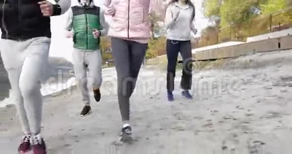 青少年活动健身跑步者运动户外运动男人和女人慢跑早晨视频的预览图