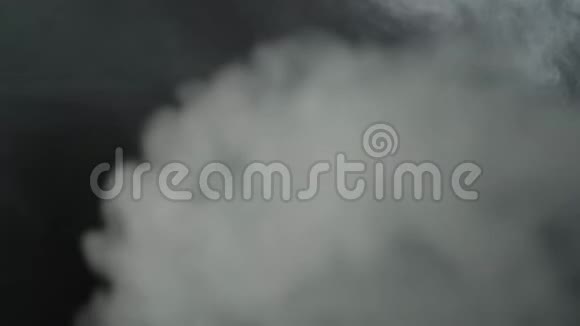 黑色背景上的烟雾纹理视频的预览图
