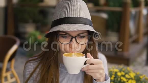 早晨咖啡的女孩视频的预览图