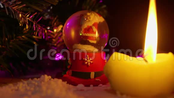 圣诞节蜡烛燃烧和雪球动画视频的预览图