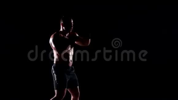拳击手在黑色背景下训练影子拳击视频的预览图