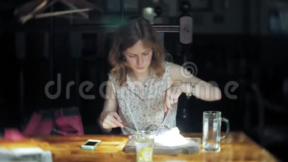 年轻女子吃快餐黑汉堡视频的预览图