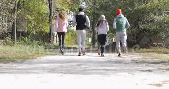 青少年活动健身跑步者运动户外运动男人和女人慢跑早晨视频的预览图