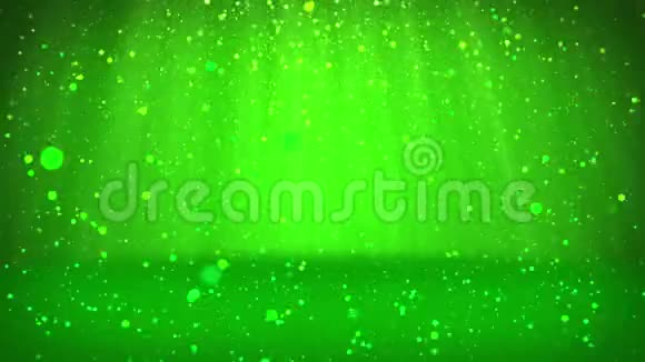 闪亮的绿色粒子或闪光会落在表面背景或地点你的对象广告或视频的预览图