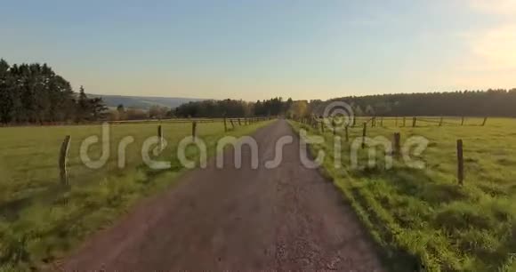 鸟瞰乡村景观视频的预览图