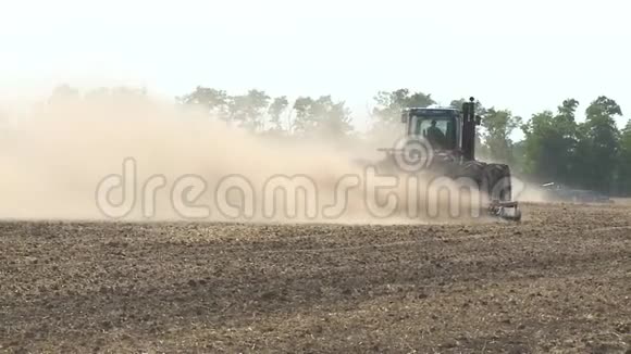 拖拉机在极近的地方耕种土地视频的预览图