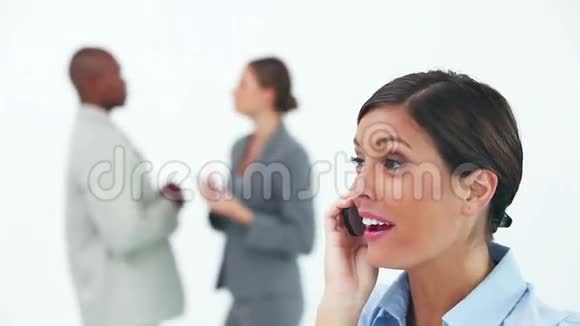 女人在打电话视频的预览图