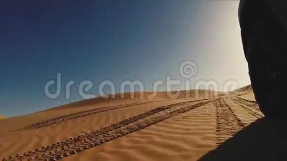 撒哈拉沙漠的一辆车视频的预览图