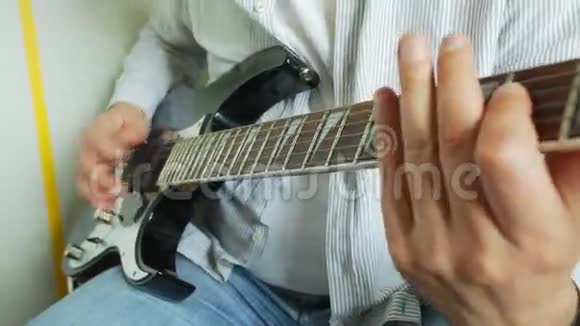 男音乐家弹吉他视频的预览图