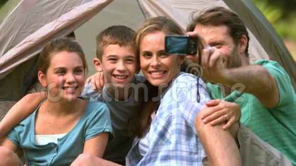 幸福的家人为自己拍照视频的预览图