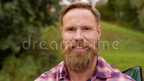 带胡子的快乐微笑男人的画像视频的预览图