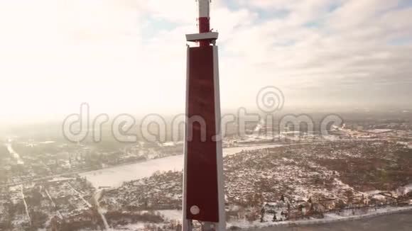 拉脱维亚首都里加的电视塔的鸟瞰图视频的预览图
