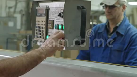 一名男子在机器上锯木门毛坯生产村内门视频的预览图