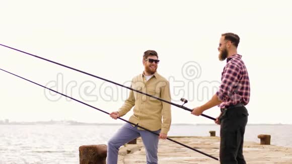 码头上有鱼竿的快乐朋友视频的预览图