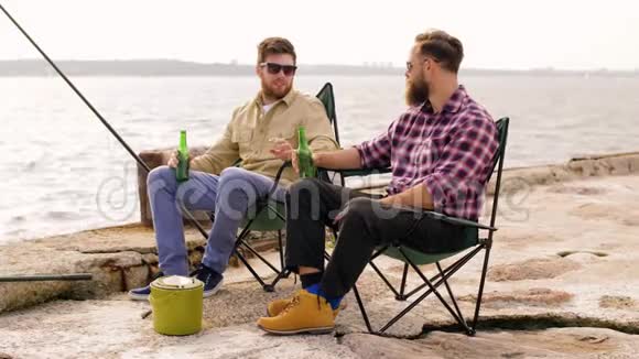 快乐的朋友在码头钓鱼喝啤酒视频的预览图