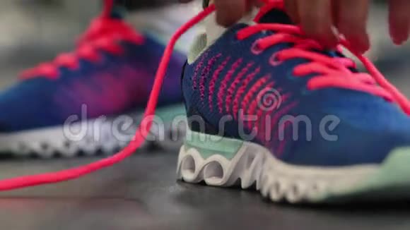 跑鞋女子在体育馆系鞋带视频的预览图
