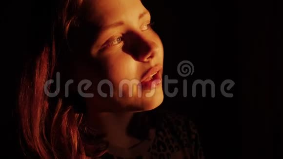 可爱漂亮少女的肖像阳光明媚的夏夜视频的预览图