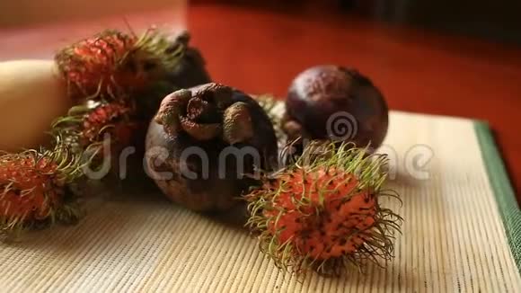 餐桌上的异国热带水果泰国水果特写视频的预览图