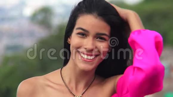 美丽的西班牙裔女性视频的预览图