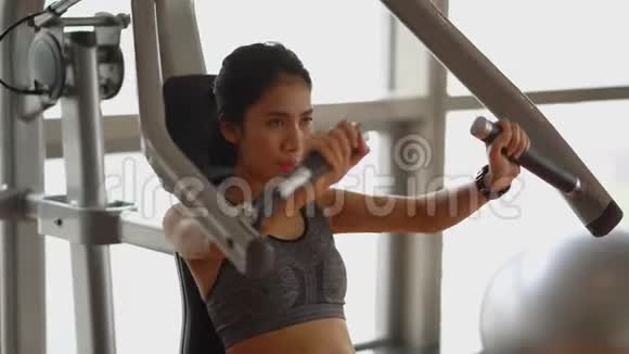 女人用健身机锻炼身体视频的预览图
