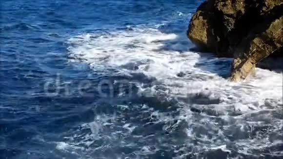 室外有岩石的海洋视频的预览图