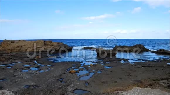 室外有岩石的海洋视频的预览图