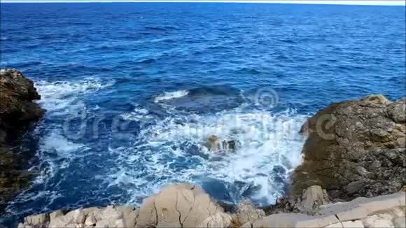 室外有岩石的海洋视频的预览图