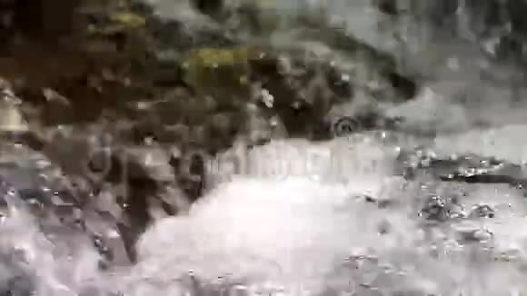 瀑布处水流视频的预览图