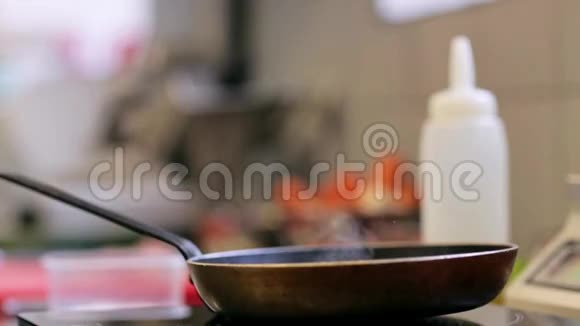 厨房的炊具上有煎锅视频的预览图