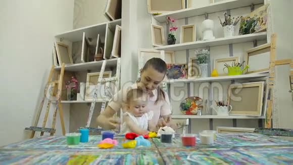 小女孩和妈妈在家玩塑料视频的预览图