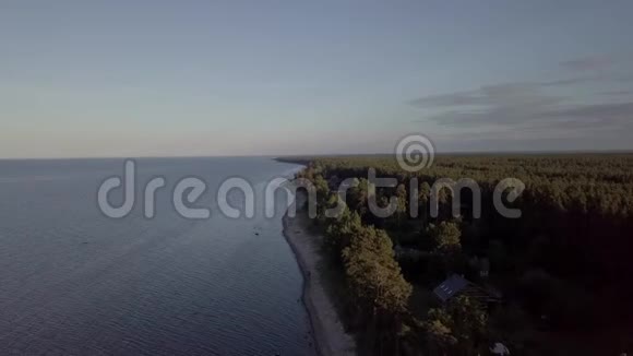 拉脱维亚乡村无人机俯视图4kuhd视频视频的预览图
