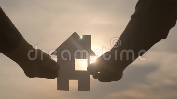 幸福家庭建设住宅理念在夕阳的余晖下一个人手捧着一间纸房视频的预览图
